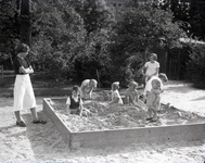 808175 Afbeelding van kinderen in een zandbak.